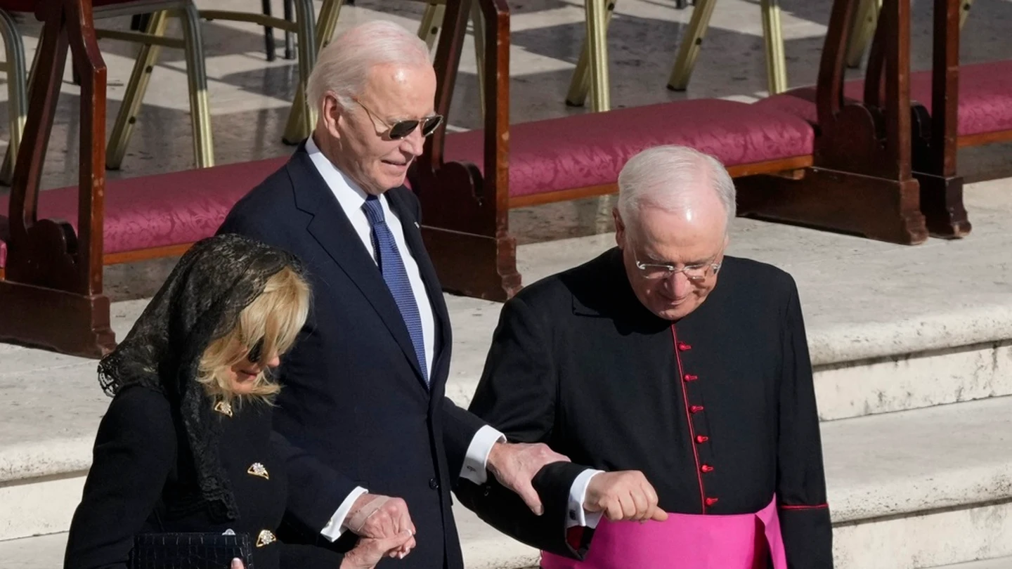 Joe Biden, llega al funeral del papa Francisco junto a su esposa. El expresidente de Estados Unidos, Joe Biden, llega al funeral del papa Francisco junto a su esposa.