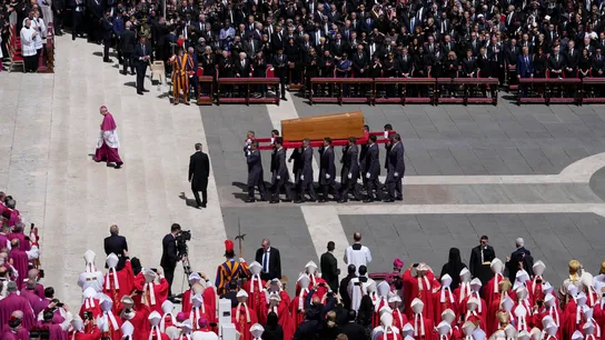 El ataúd del papa Francisco tras su funeral en San Pedro El ataúd del papa Francisco tras su funeral en San Pedro