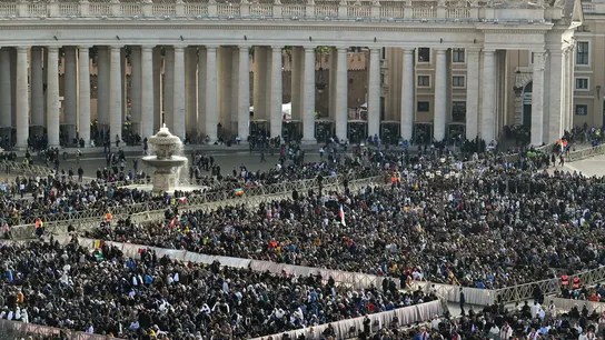 La Plaza de San Pedro del Vaticano llena durante el funeral del papa Francisco. La Plaza de San Pedro del Vaticano llena durante el funeral del papa Francisco.