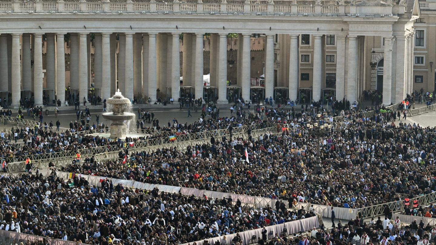 La Plaza de San Pedro del Vaticano llena durante el funeral del papa Francisco.