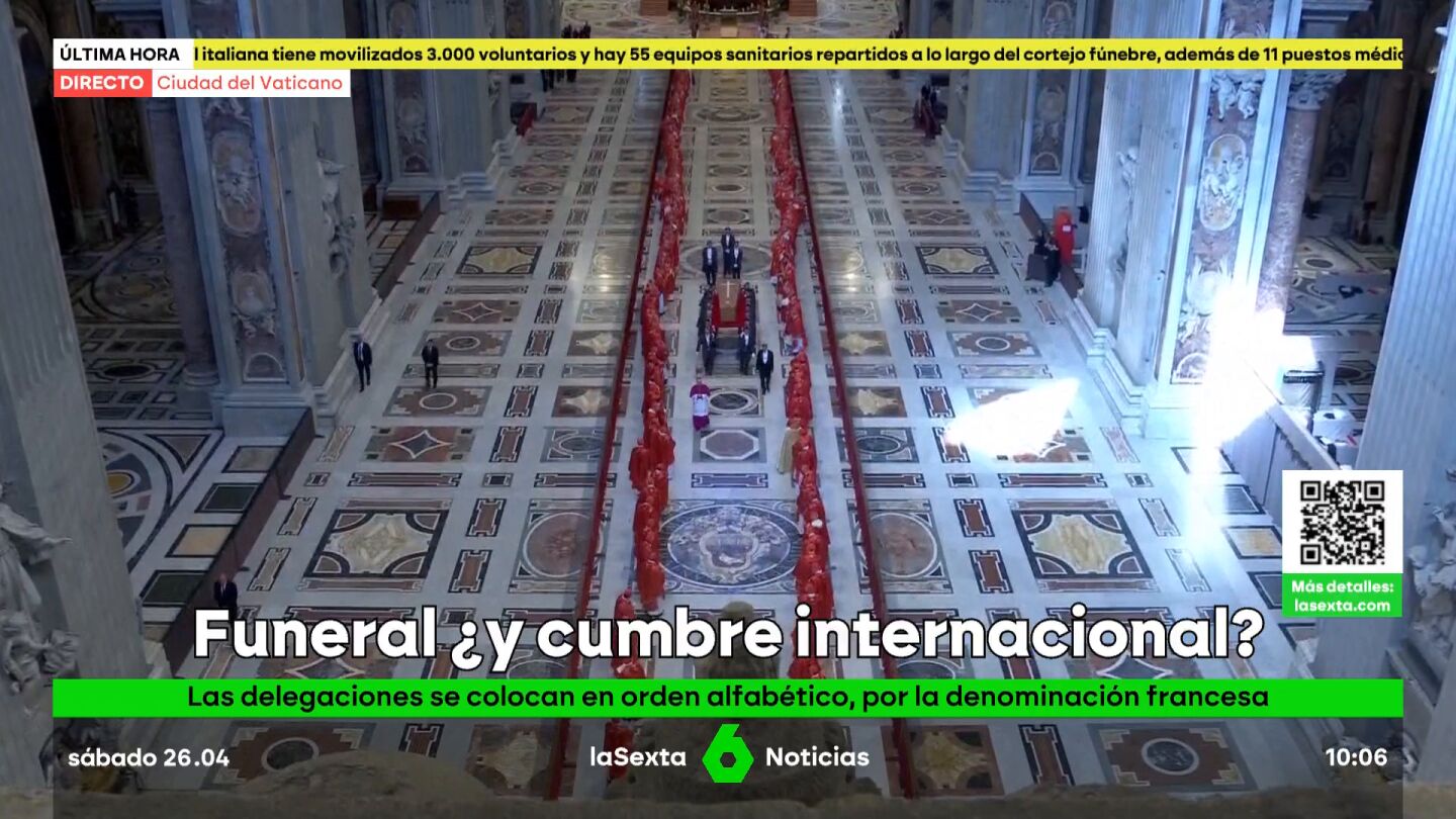 Portan a hombros el féretro del papa Francisco