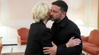 La presidenta de la Comisi&oacute;n Europea., Ursula Von der Leyen, saluda al presidente ucraniano, Volod&iacute;mir Zelenski. 