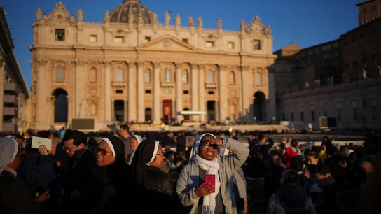 Los fieles en la plaza de San Pedro en el Vaticano antes del funeral del papa Francisco Los fieles en la plaza de San Pedro en el Vaticano antes del funeral del papa Francisco