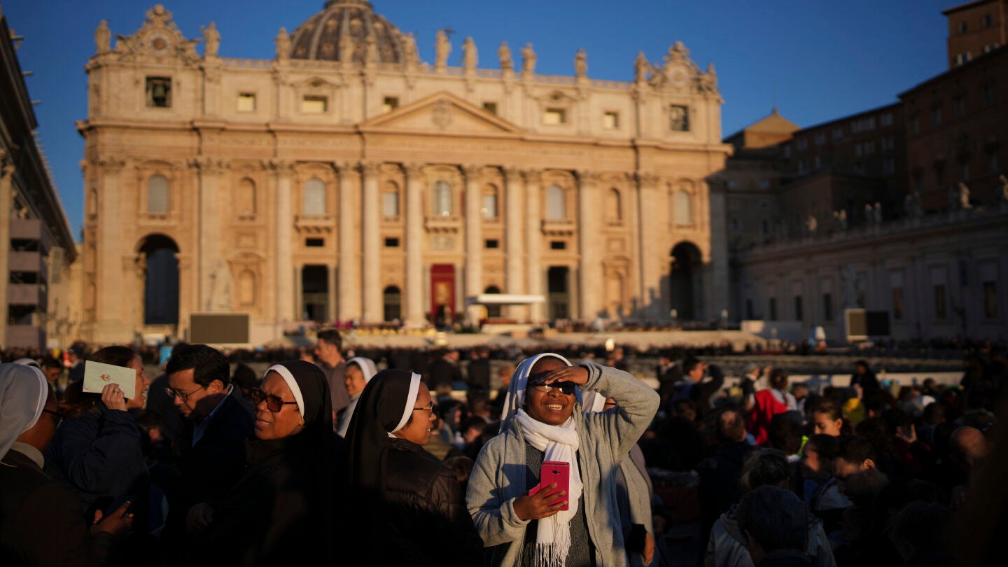 Los fieles en la plaza de San Pedro en el Vaticano antes del funeral del papa Francisco