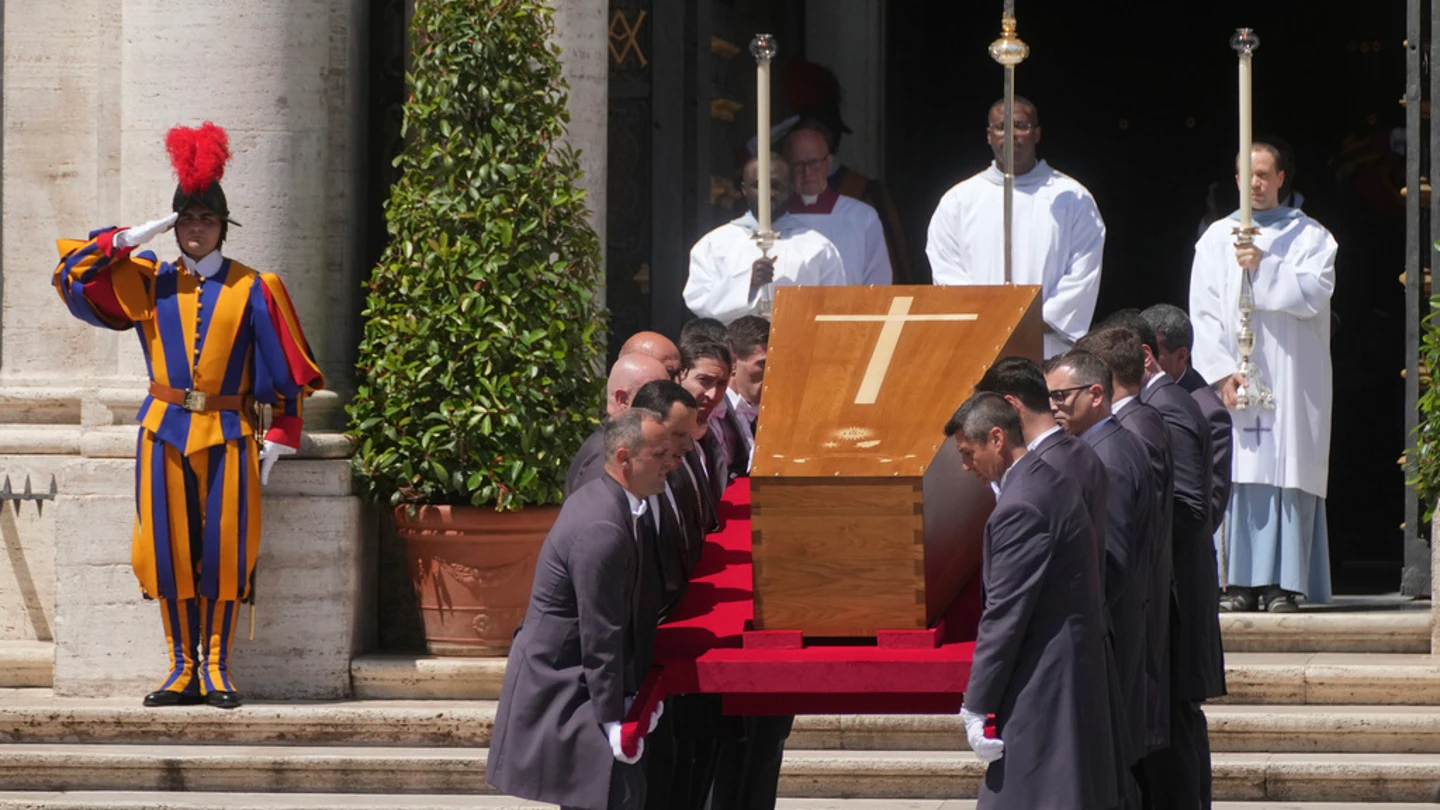 El féretro del papa Francisco llega a la Basílica de Santa María la Mayor. El féretro del papa Francisco llega a la Basílica de Santa María la Mayor.