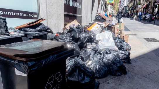 Aglutinación de basura en el centro de Madrid, a 24 de abril de 2025 Aglutinación de basura en el centro de Madrid, a 24 de abril de 2025