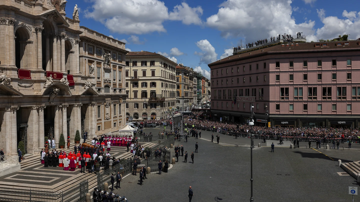 El féretro del papa Francisco, a su llegada a Santa María la Mayor. El féretro del papa Francisco, a su llegada a Santa María la Mayor.