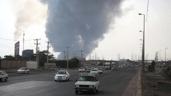 Enorme columna de humo tras una gran explosión en Irán Enorme columna de humo tras una gran explosión en Irán