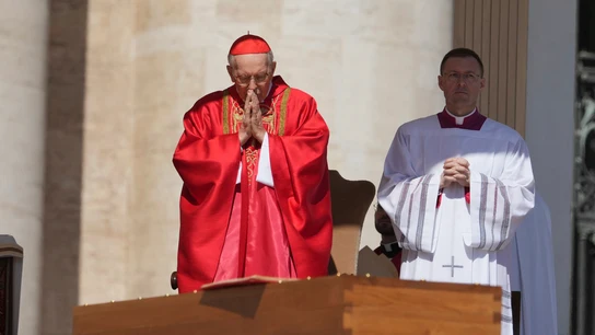 El cardenal Giovanni Battista Re durante la homilía por el funeral del papa Francisco. El cardenal Giovanni Battista Re durante la homilía por el funeral del papa Francisco.