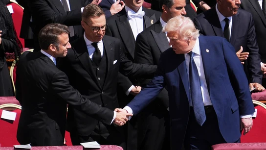 Donald Trump da la paz a Macron durante la misa funeral por el papa Francisco. Donald Trump da la paz a Macron durante la misa funeral por el papa Francisco.