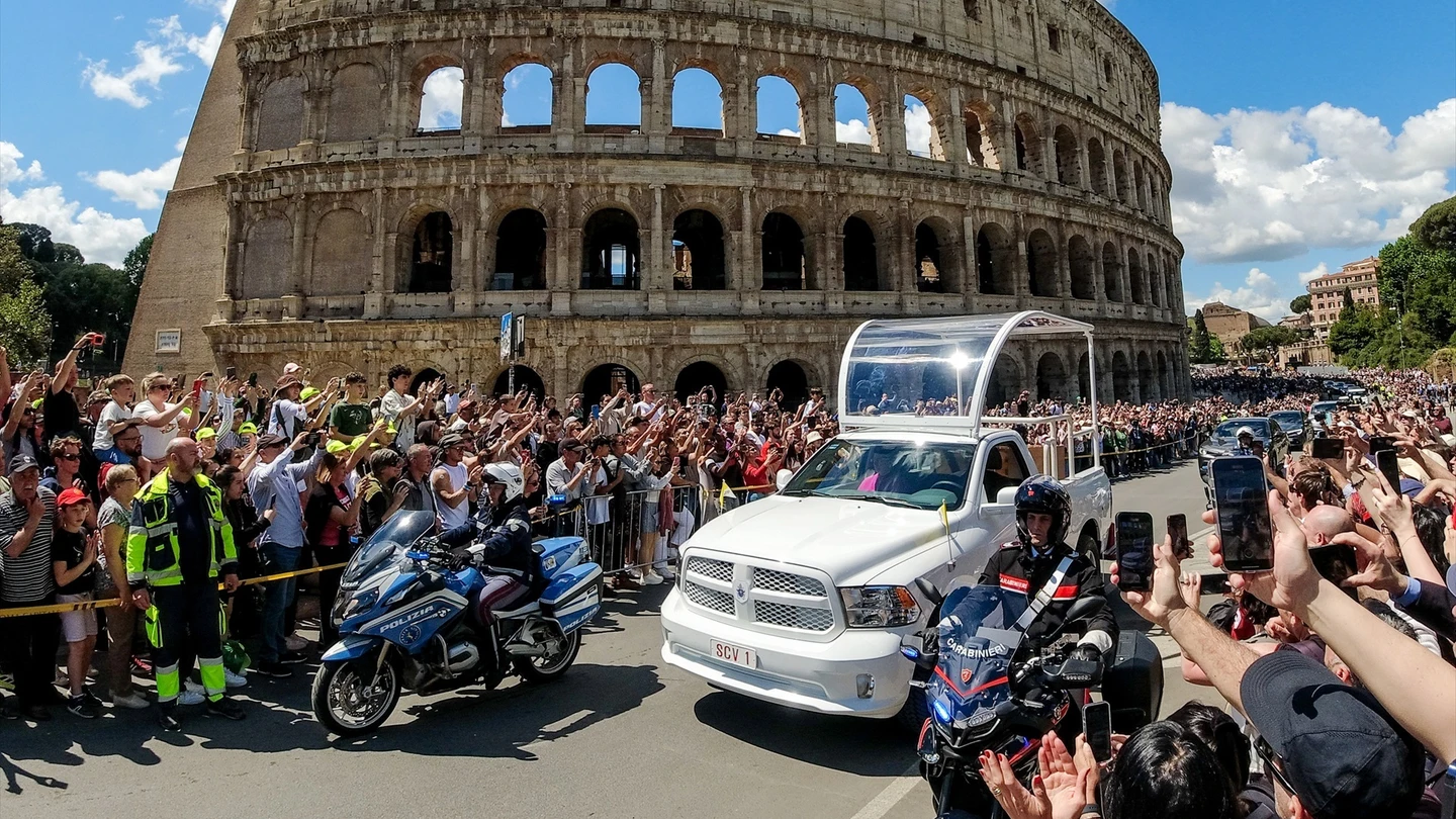 El papamóvil a los pies del Coliseo durante el cortejo fúnebre del papa Francisco El papamóvil a los pies del Coliseo durante el cortejo fúnebre del papa Francisco