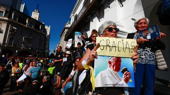 Miles de personas se despiden del papa Francisco desde la catedral de Buenos Aires. Miles de personas se despiden del papa Francisco desde la catedral de Buenos Aires.