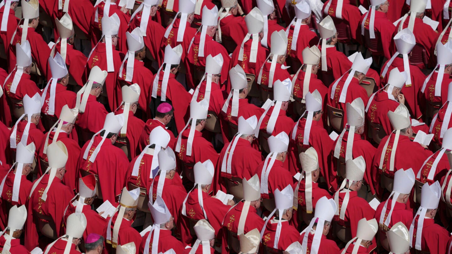Cientos de clérigos asisten al funeral del papa Francisco en el Vaticano.