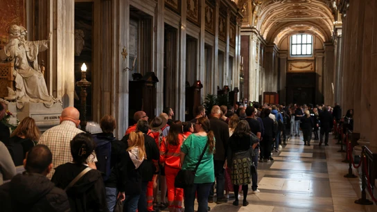 Cientos de fieles hacen cola en Santa María la Mayor para visitar la tumba del papa Francisco. Cientos de fieles hacen cola en Santa María la Mayor para visitar la tumba del papa Francisco.