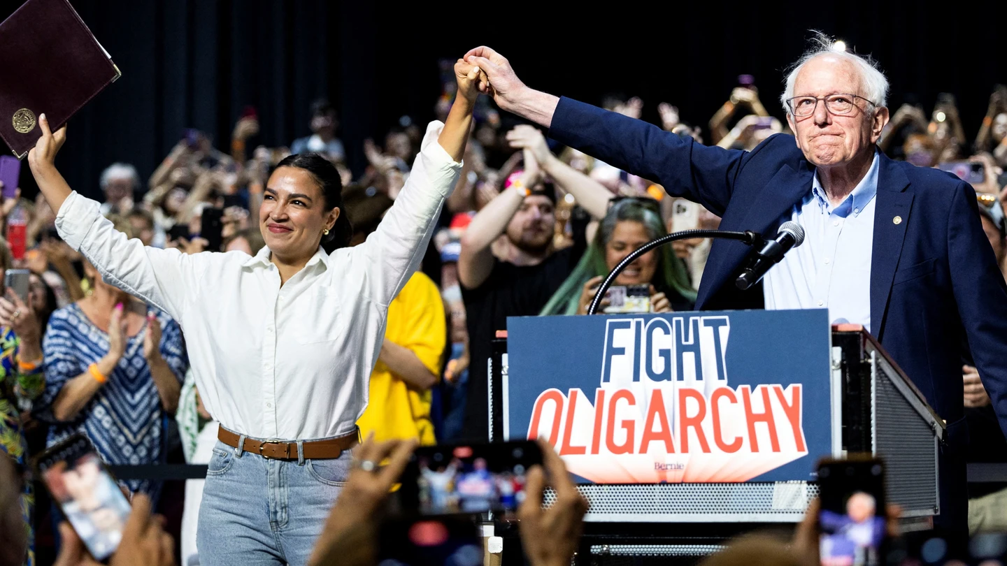 Bernie Sanders, con Alexandria Ocasio-Cortez Bernie Sanders, con Alexandria Ocasio-Cortez