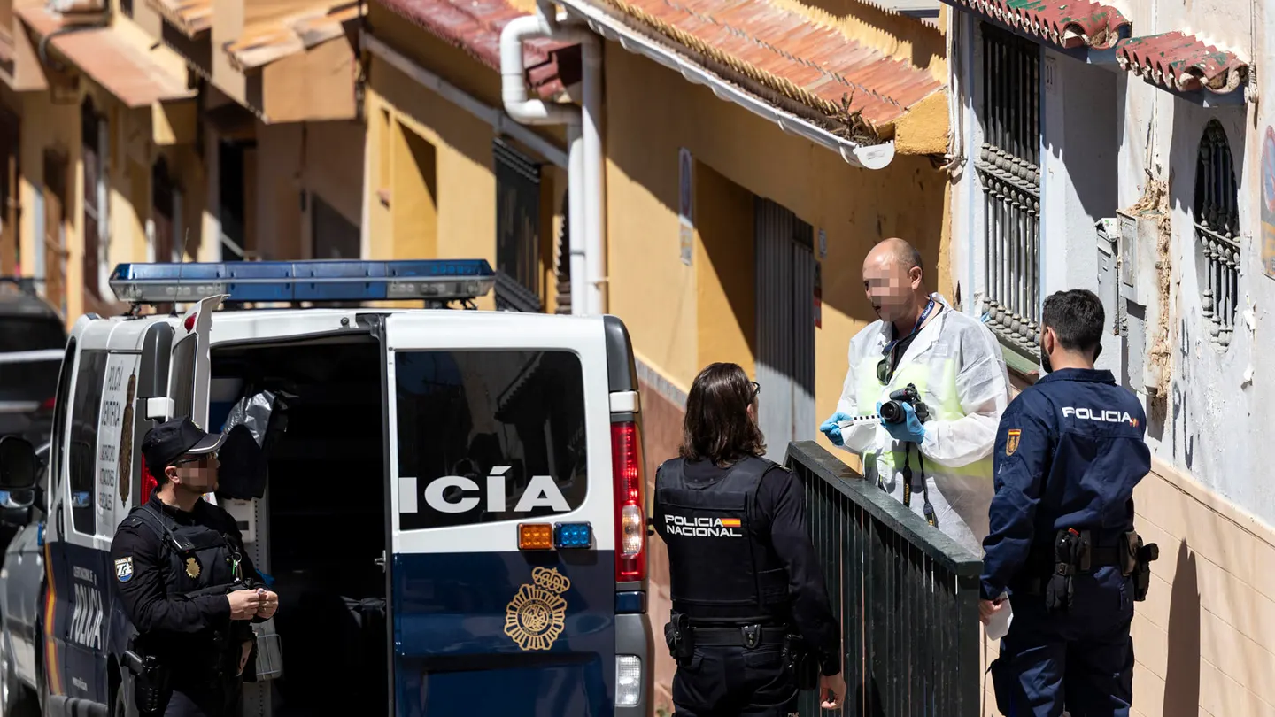 Varios miembros de la Policía Nacional salen de la vivienda donde se ha hallado el cadáver desmembrado de una mujer Varios miembros de la Policía Nacional salen de la vivienda donde se ha hallado el cadáver desmembrado de una mujer