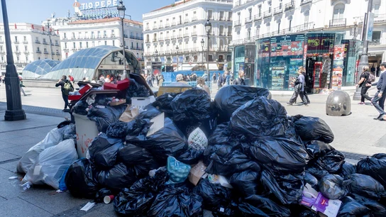 Una montaña de basura en la Puerta del Sol de Madrid. Una montaña de basura en la Puerta del Sol de Madrid.