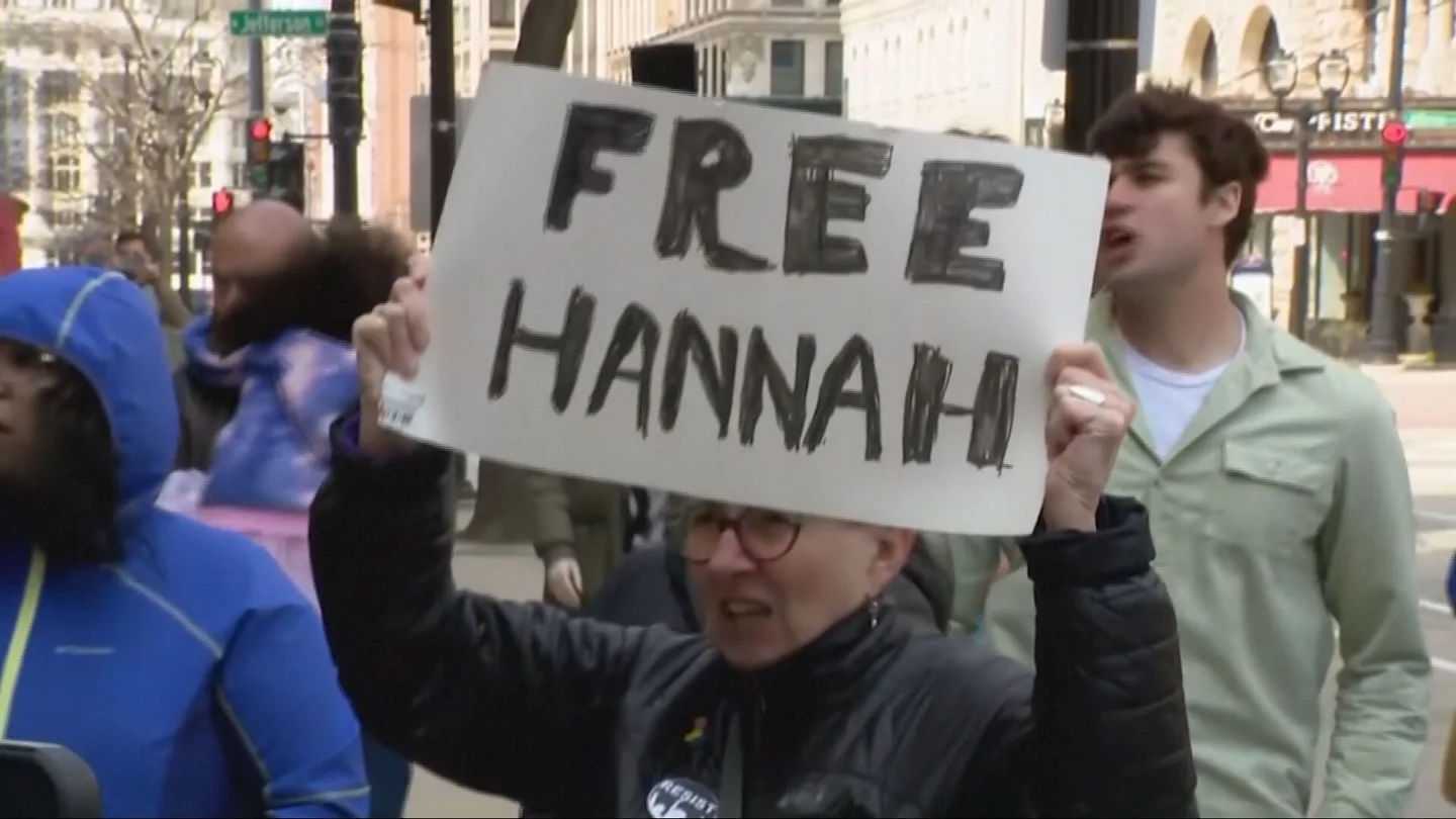 Protestantes piden la liberación de la jueza de Milwaukee, Hannah Dugan, detenida por obstaculizar la deportación de un inmigrante Protestantes piden la liberación de la jueza de Milwaukee, Hannah Dugan, detenida por obstaculizar la deportación de un inmigrante