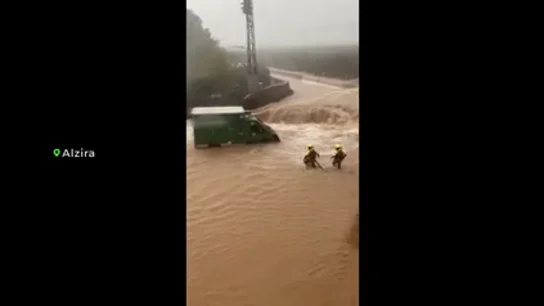 El rescate in extremis de un repartidor de Mercadona atrapado en su furgoneta en Alzira en el día de la DANA El rescate in extremis de un repartidor de Mercadona atrapado en su furgoneta en Alzira en el día de la DANA