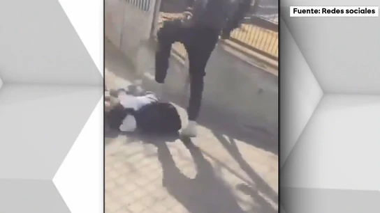 Imágenes de la brutal paliza a las puertas de un instituto de Mataró Imágenes de la brutal paliza a las puertas de un instituto de Mataró