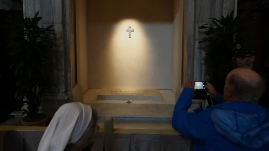 Los fieles hacen cola en Santa María la Mayor para visitar la tumba del papa Francisco. Los fieles hacen cola en Santa María la Mayor para visitar la tumba del papa Francisco.