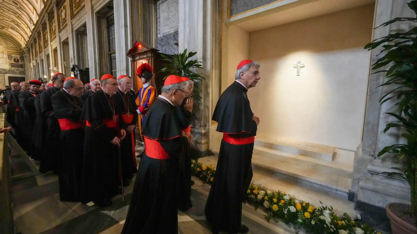Los cardenales honran al papa Francisco en su tumba tras una misa privada. Los cardenales honran al papa Francisco en su tumba tras una misa privada.