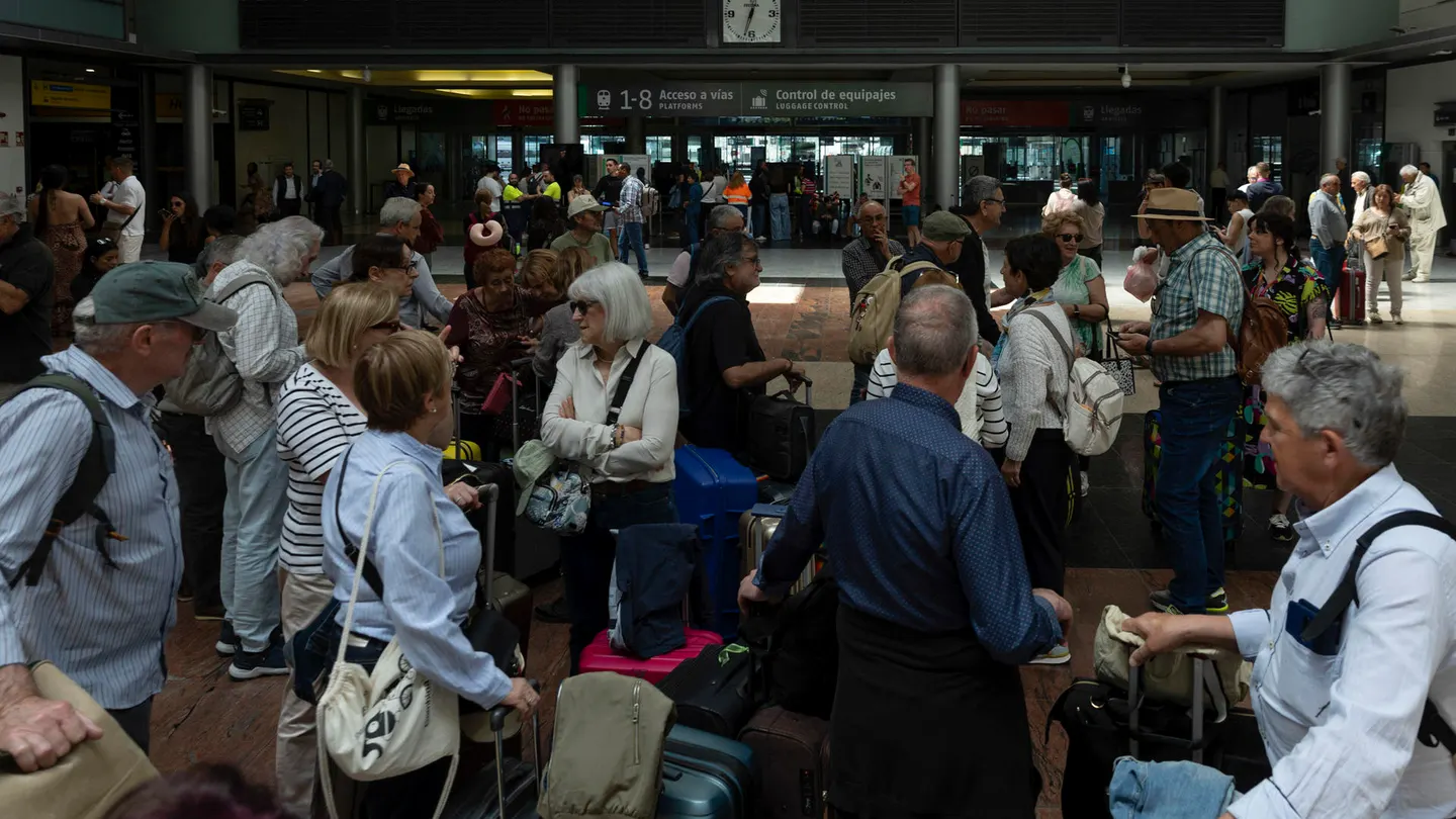 Numerosas personas esperan el reinicio de la red eléctrica en la Estación María Zambrano en Málaga. Numerosas personas esperan el reinicio de la red eléctrica en la Estación María Zambrano en Málaga.
