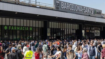 Ambiente en las inmediaciones de la Estaci&oacute;n de Sants de Barcelona tras el apag&oacute;n el&eacute;ctrico