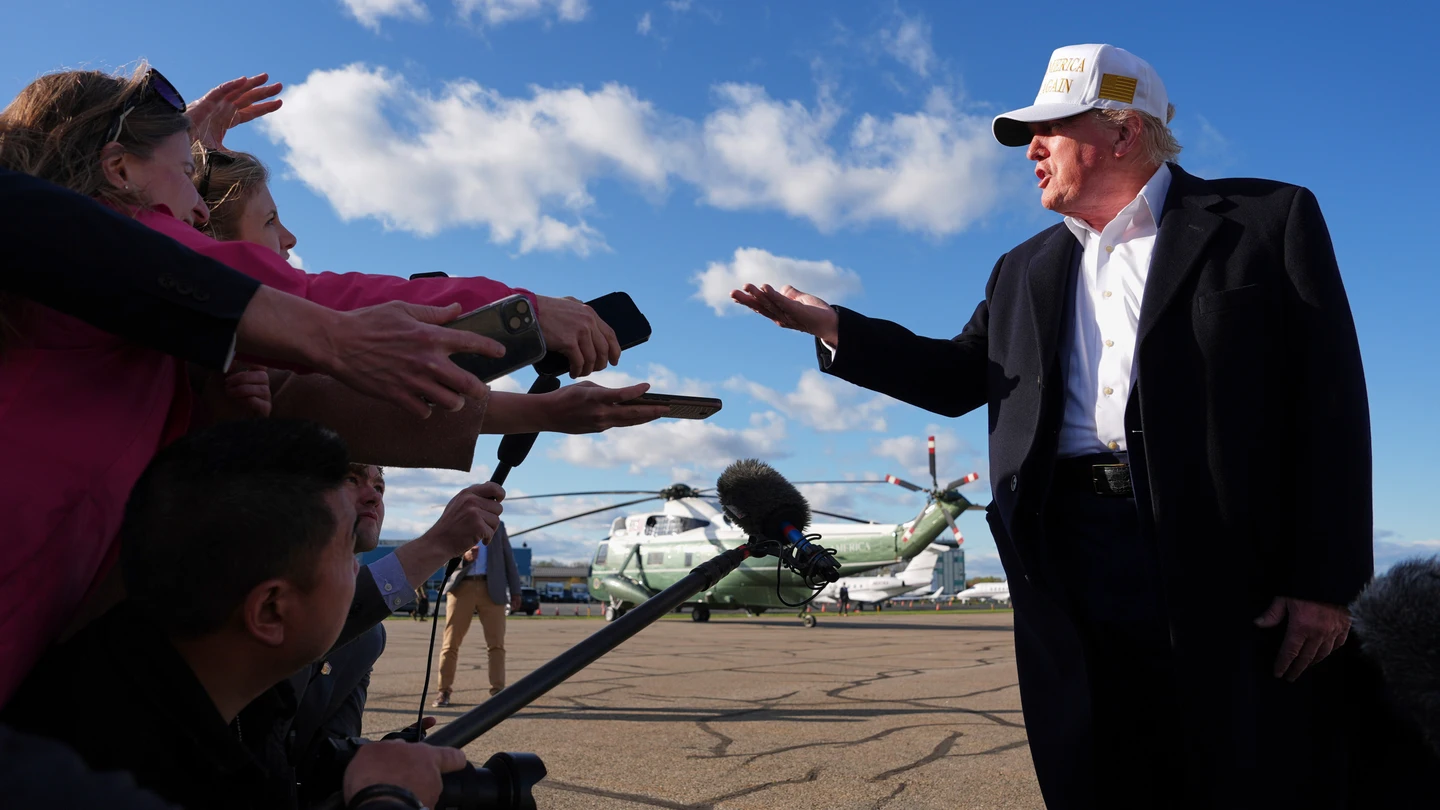 Donald Trump da explicaciones a la prensa antes de subir al Air Force One. Donald Trump da explicaciones a la prensa antes de subir al Air Force One.
