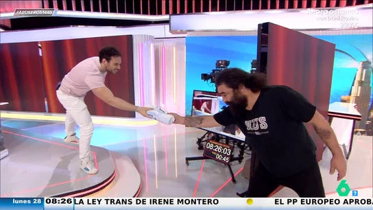 El Sevilla visita el plató de Aruser@s para hacer un regalo al hijo más futbolero de Alfonso Arús: "Se lo prometí a Hans" El Sevilla visita el plató de Aruser@s para hacer un regalo al hijo más futbolero de Alfonso Arús: "Se lo prometí a Hans"