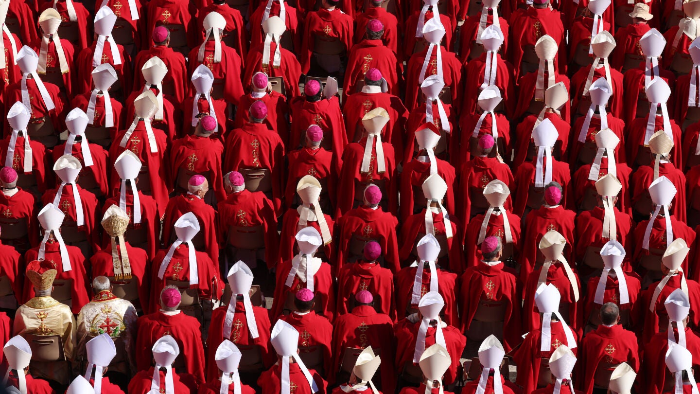 Los cardenales en Roma, durante el funeral del papa Francisco en la plaza de San Pedro del Vaticano