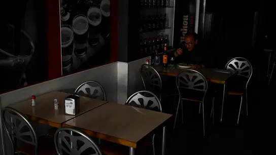 Vista de un bar durante el apagón este lunes en Castellón Vista de un bar durante el apagón este lunes en Castellón