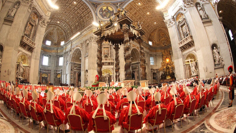 Los cardenales durante la misa 'Pro Eligendo Romano Pontifice' en la basílica de San Pedro, previa al cónclave de 2013