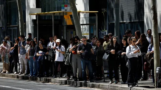Decenas de personas esperan en una parada de autobús cuyo servicio se ha visto colapsado por la caída del servicio de metro y tranvía. Decenas de personas esperan en una parada de autobús cuyo servicio se ha visto colapsado por la caída del servicio de metro y tranvía.