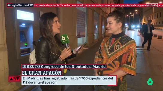 La indignación de una joven afectada por el apagón: "Hemos tenido que pagar 500 euros por una noche en un hotel" La joven turista debía viajar hasta Berlín pero no ha conseguido llegar hasta el aeropuerto. Esto la ha obligado a buscar un alojamiento y solo ha podido encontrar habitación en un hotel del centro de Madrid.