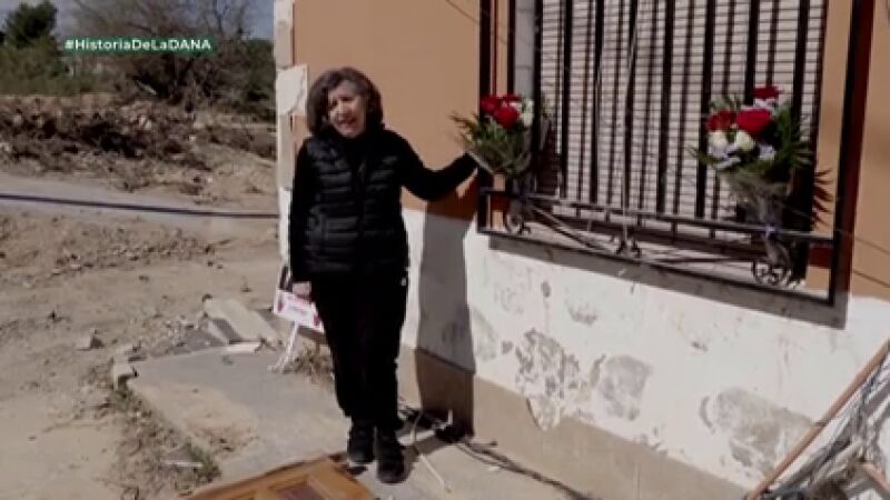 "Mi hijo mayor estaba enganchado aquí con su perro, él fue el primero": las lágrimas de Dolores tras perder a su familia en la DANA