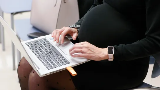 Una mujer embarazada hace gestiones un portátil en el Ministerio de Sanidad. Una mujer embarazada hace gestiones un portátil en el Ministerio de Sanidad.
