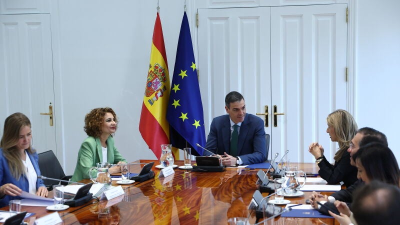 El presidente del Gobierno en una reunión con las eléctricas tras el apagón masivo