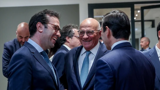 De izquierda a derecha: Carlos Cuerpo, ministro de Economía; Josep Oliu, presidente de Banco Sabadell; y, de espaldas, Carlos Torres, presidente del BBVA De izquierda a derecha: Carlos Cuerpo, ministro de Economía; Josep Oliu, presidente de Banco Sabadell; y, de espaldas, Carlos Torres, presidente del BBVA