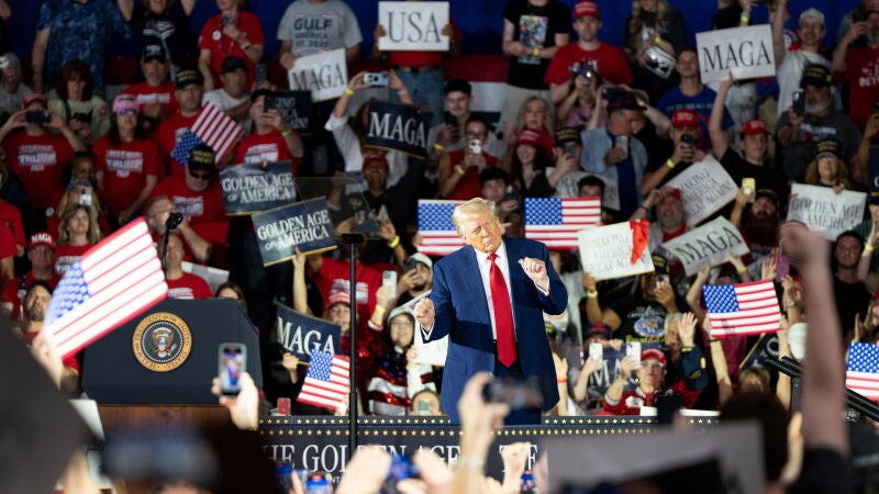 El presidente Donald Trump celebra sus 100 días en el cargo