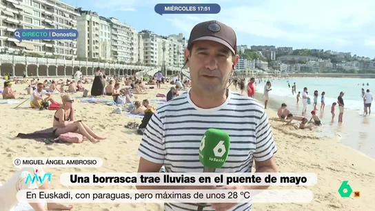 El guiño de Miguel Ángel Ambrosio a Iñaki López: "Me he puesto esta camiseta porque te gusta, bribón" El reportero conecta con Más Vale Tarde desde San Sebastián debido al clima tan agradable que están disfrutando. Como muestra Miguel Ángel, la playa de la Concha está abarrotada y es que muchos donostiarras han querido darse un baño.