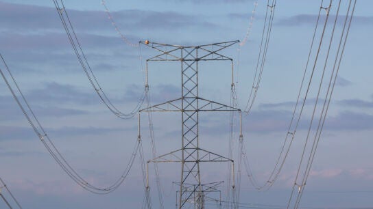 Torres el&eacute;ctricas en las cercan&iacute;as de Zaragoza en una imagen de archivo. . EFE/JAVIER BELVER