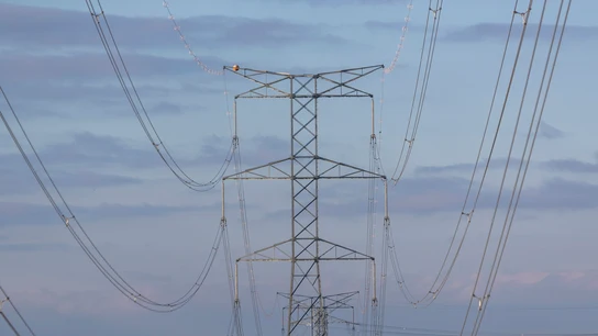 Torres eléctricas en las cercanías de Zaragoza en una imagen de archivo. Torres eléctricas en las cercanías de Zaragoza en una imagen de archivo. . EFE/JAVIER BELVER