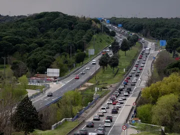 Varios vehículos circulan por la A-5, a 11 de abril de 2025, en Madrid (España). Varios vehículos circulan por la A-5, a 11 de abril de 2025, en Madrid (España).