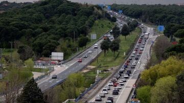 Varios vehículos circulan por la A-5, a 11 de abril de 2025, en Madrid (España).