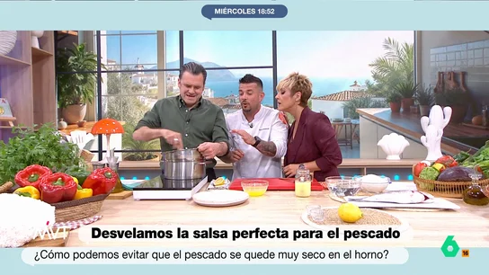 Iñaki López muestra sus dotes culinarias batiendo unas yemas: "Me siento como la Thermomix" El presentador de Más Vale Tarde se convierte en el pinche del chef Carlos Maldonado y se anima a batir unas yemas de huevo, uno de los ingredientes principales de la salsa holandesa.