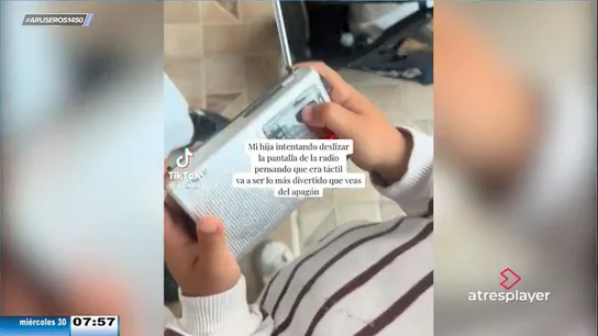 Las imágenes más virales del apagón eléctrico en Aruser@s: así intenta una niña encender una radio a pilas Las imágenes más virales del apagón eléctrico en Aruser@s: así intenta una niña encender una radio a pilas