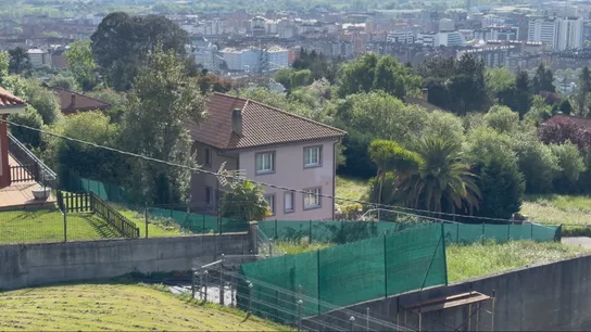 Durmiendo en cunas y con pañales a los diez años: así vivían los niños encerrados en la 'casa de los horrores' de Oviedo Durmiendo en cunas y con pañales a los diez años: así vivían los niños encerrados en la 'casa de los horrores' de Oviedo