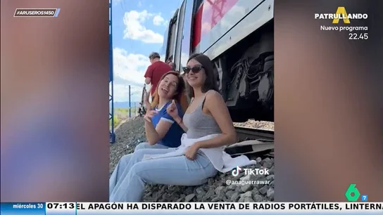 El viral de Leire Martínez y Ana Guerra cantando 'Mi nombre' tras quedar atrapadas en el mismo tren en el apagón El viral de Leire Martínez y Ana Guerra cantando 'Mi nombre' tras quedar atrapadas en el mismo tren en el apagón
