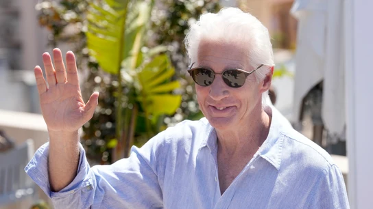 El actor estadounidense Richard Gere posa para la prensa durante la presentación del documental 'Sabiduría y felicidad' El actor estadounidense Richard Gere posa para la prensa durante la presentación del documental 'Sabiduría y felicidad'